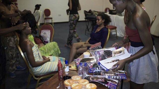 В Танзании ввели налог на парики. Женщины против