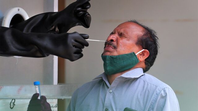 Индия вышла на третье место по числу заразившихся коронавирусом