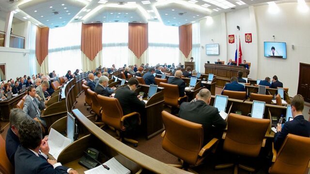 В Красноярске депутаты подняли себе зарплаты в два раза