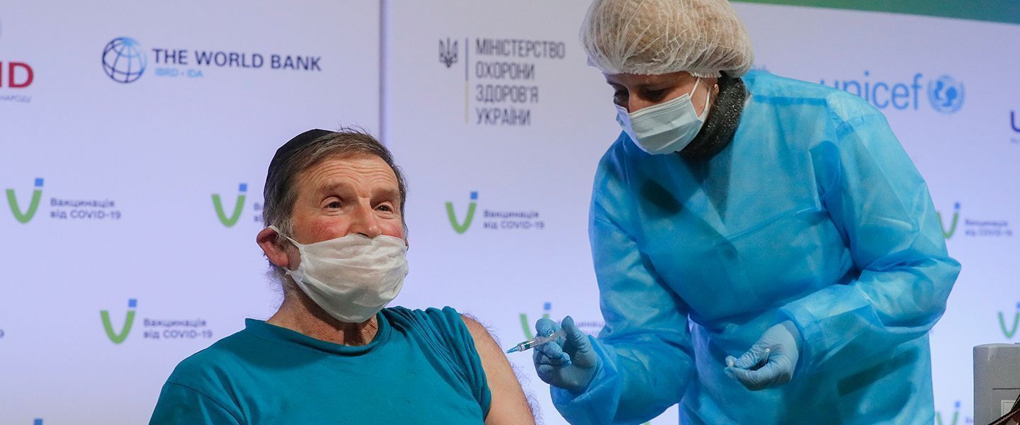 В Украине планируют вакцинировать жителей Донбасса и Крыма от COVID-19