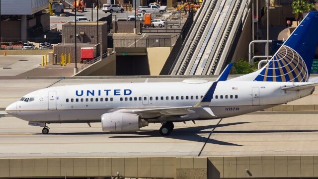 United Airlines запретила пилотам употреблять алкоголь позже, чем за 12 часов до рейса