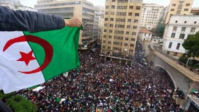 В столице Алжира десятки тысяч людей вышли на антиправительственную акцию