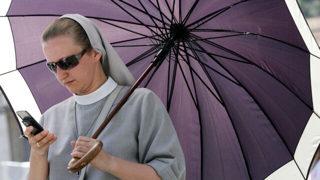 Ватикан опубликовал правила поведения монахинь в соцсетях