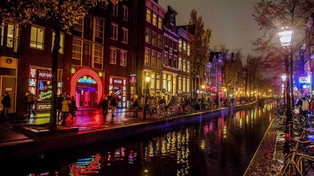 Власти Амстердама запретят экскурсии по улице красных фонарей для защиты прав секс-работниц