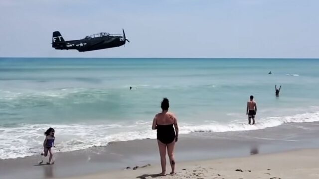 У пляжа во Флориде аварийно сел на воду бомбардировщик времен Второй мировой