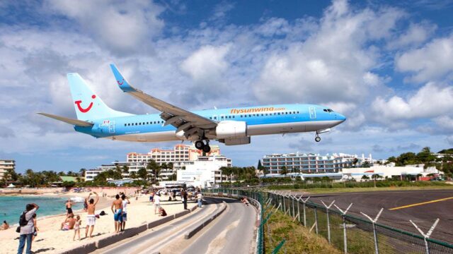 Самолет насмерть сдул  туристку на карибском острове