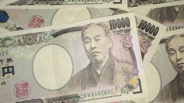 В Японии пожилой мужчина передал школам пакеты, набитые деньгами, и убежал