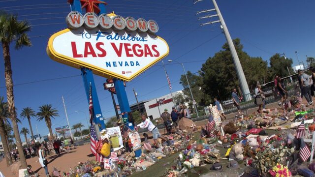 Владелец отеля в Лас-Вегасе, из окна которого стрелок убил 58 человек, подал в суд на пострадавших