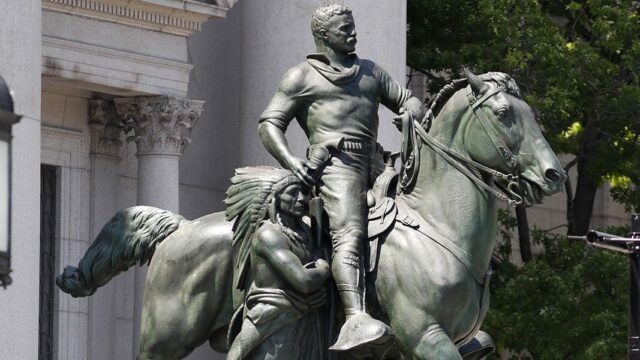 В Нью-Йорке снесли памятник Теодору Рузвельту. Монумент посчитали символом расизма и колониализма