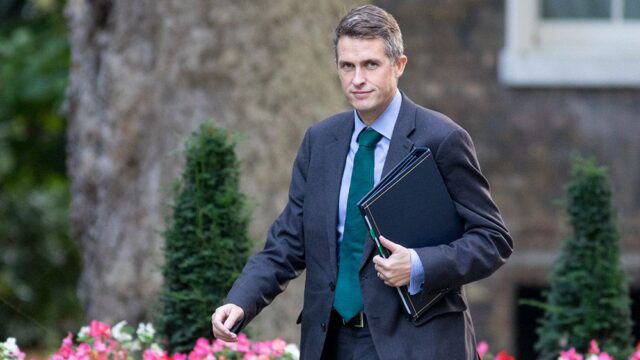 Новым министром обороны Великобритании стал политик, который носил в Палату общин тарантула