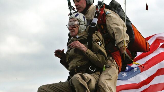 97-летний ветеран Второй мировой прыгнул с парашютом накануне годовщины высадки в Нормандии