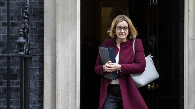 Глава МВД Великобритании ушла в отставку после скандала с депортацией мигрантов