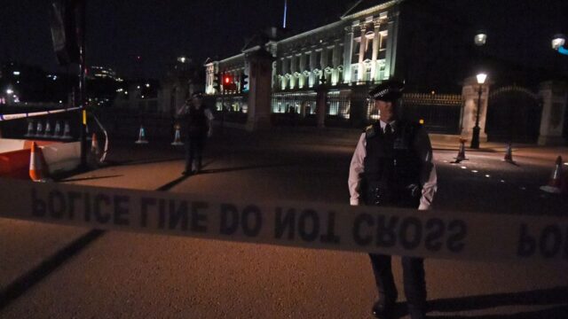 Нападение на полицейских в Лондоне: преступник набросился на полицейских с мечом