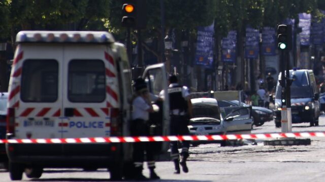 Мужчина, который протаранил автобус в Париже, был в списке представляющих угрозу для страны