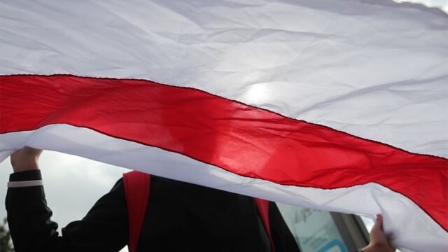 В Москве оштрафовали футбольных фанатов за флаг белорусской оппозиции
