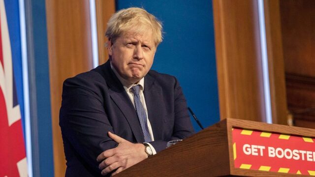 Борис Джонсон в разгар пандемии «омикрона» отменяет все ограничения в Великобритании
