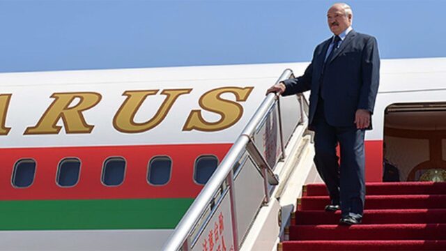 Лукашенко прилетел в Петербург на переговоры с Путиным