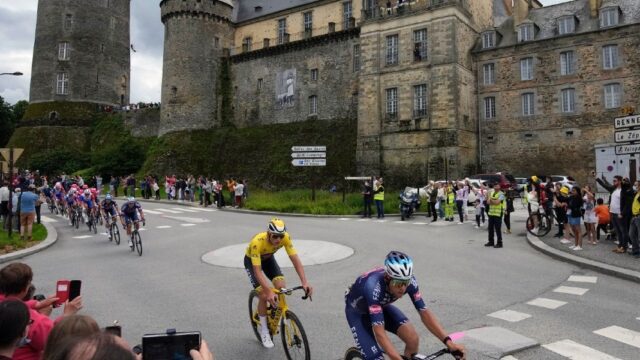 Велогонщики на «Тур де Франс» начали четвертый этап с акции протеста