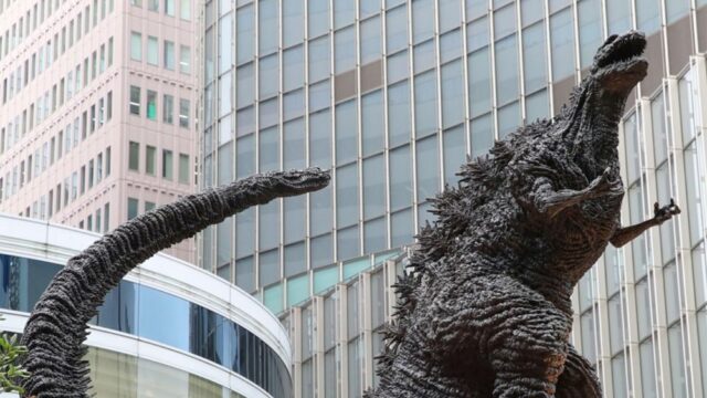 В Токио открыли трехметровый памятник Годзилле