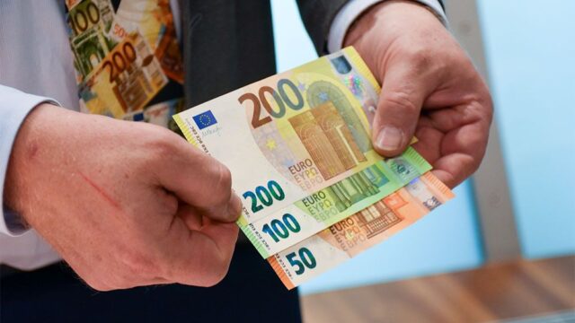Европейский центральный банк выпустил новые купюры номиналом в €100 и €200
