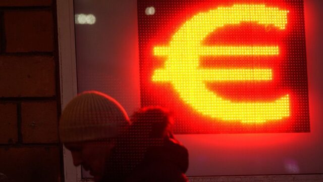 «Серьезные удары». Доллар и евро обновили исторические максимумы