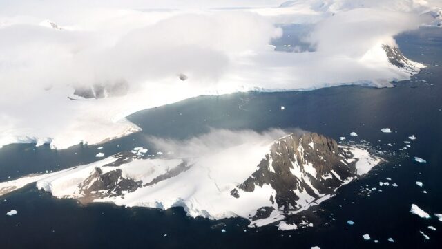 Ученые обнаружили 91 вулкан под ледяным щитом Антарктиды