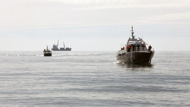 Российские пограничники задержали у берегов Крыма украинское рыболовное судно