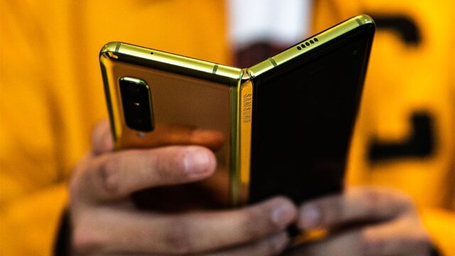 Samsung прислал для обзора журналистам свой складывающийся смартфон за $2 тысячи — через день использования телефоны начали ломаться