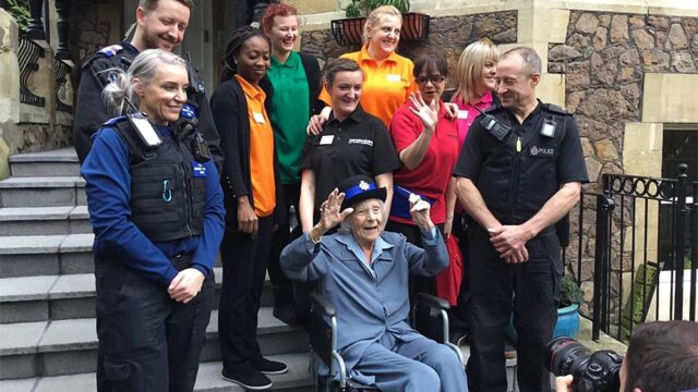 Полиция выполнила желание 104-летней британки — задержала ее и заковала в наручники