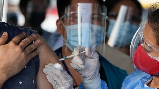 Китай отрицает планы взаимно признать вакцины с Россией