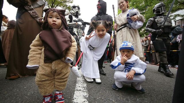 Власти японского города попросили детей не участвовать в вечеринке на Хэллоуин — ее ежегодно устраивает японская мафия