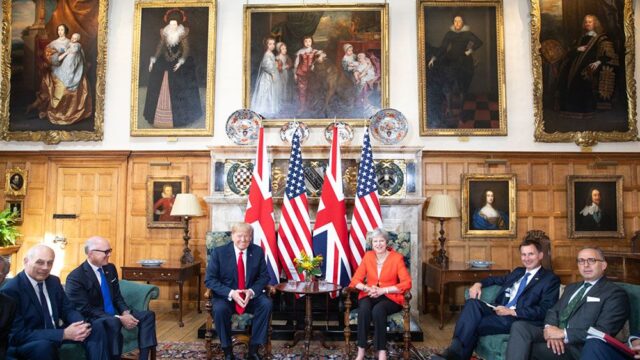 Лондон протестует. Как прошли переговоры Трампа с Терезой Мэй и британской королевой