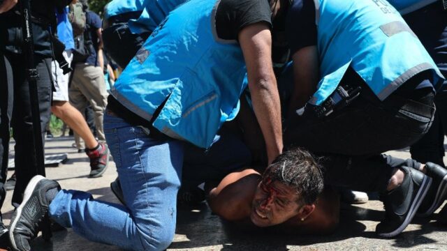 В Буэнос-Айресе произошли беспорядки во время прощания с Марадоной — пострадали десятки людей