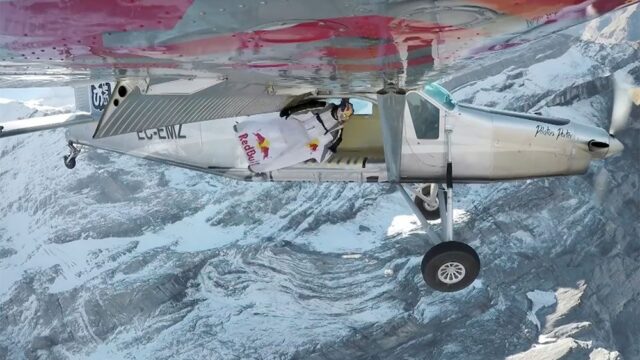 Над Альпами спортсмены впервые смогли догнать самолет и влететь в него