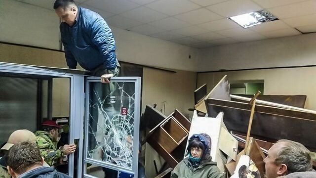Активисты устроили беспорядки в суде Киева и остались там ночевать. Из-за погрома завели уголовное дело