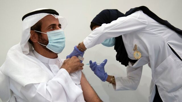 В Саудовской Аравии не пустят на работу не привитых от коронавируса