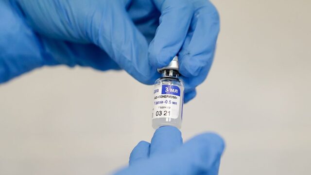 AstraZeneca и производитель «Спутник V» решили скрестить вакцины от коронавируса. Они хотят посмотреть, что получится