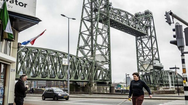 Власти Роттердама не получали запрос о разборе моста ХIХ века для прохода яхты основателя Amazon
