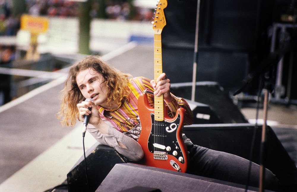 Вокалисту Smashing Pumpkins вернули гитару, украденную почти 30 лет назад
