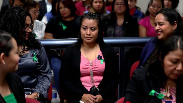 Суд в Сальвадоре оправдал женщину, которую после выкидыша приговорили к 30 годам тюрьмы