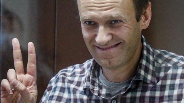 Навальный пожертвовал свою премию имени Немцова семьям политзаключенных