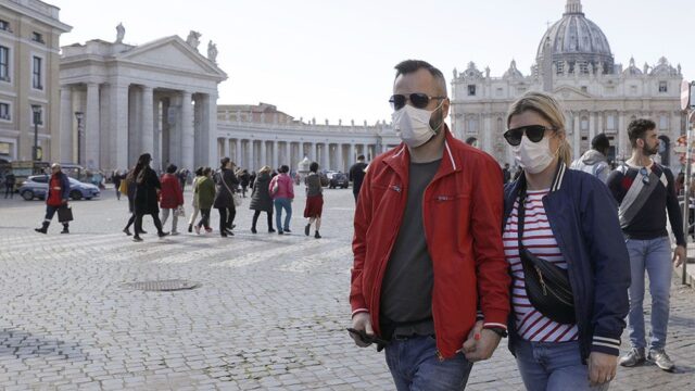 В Италии запретят поцелуи и рукопожатия из-за коронавируса. Но любовь не знает запретов
