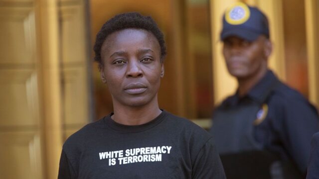 Суд в Нью-Йорке отпустил на свободу активистку, которая забралась на статую Свободы в знак протеста