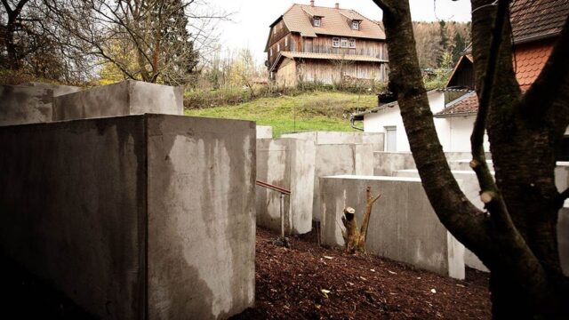 В Германии активисты установили мемориал жертвам Холокоста рядом с домом ультраправого политика