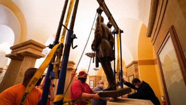 Статую генерала конфедератов Роберта Ли убрали из здания Конгресса США