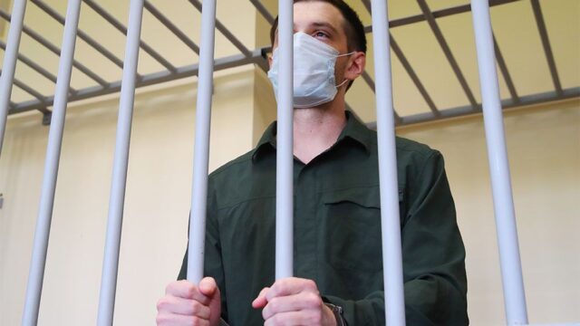 Суд в Москве приговорил студента из США к 9 годам колонии за нападение на полицейского
