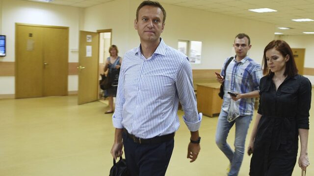 Навальный впал в кому, предположительно, его отравили
