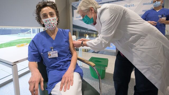 В Евросоюзе началась массовая вакцинация от коронавируса