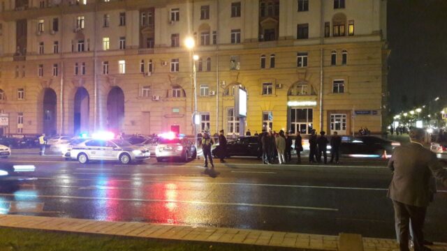 В центре Москвы автомобиль с правительственными номерами насмерть сбил автоинспектора
