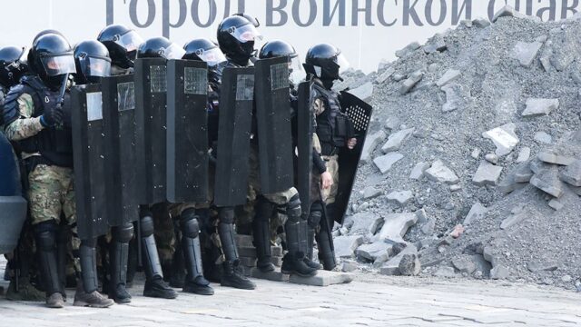 Во Владикавказе завели уголовное дело за нападение на силовиков на митинге